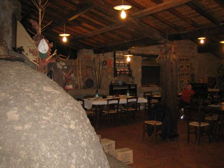 Ein Speisesaal mit einem Tisch und Stühlen und einem Kamin