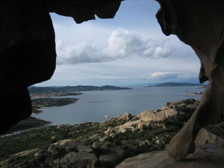 Ein Blick auf das Meer aus einer Höhle