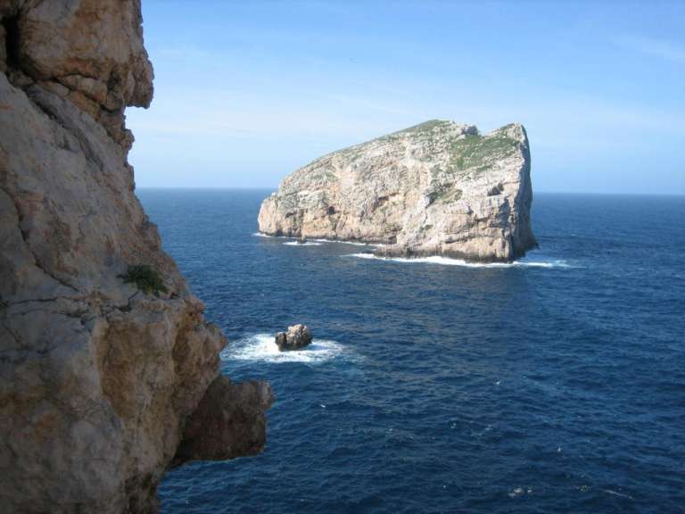 Ein großer Felsen inmitten eines großen Ozeans
