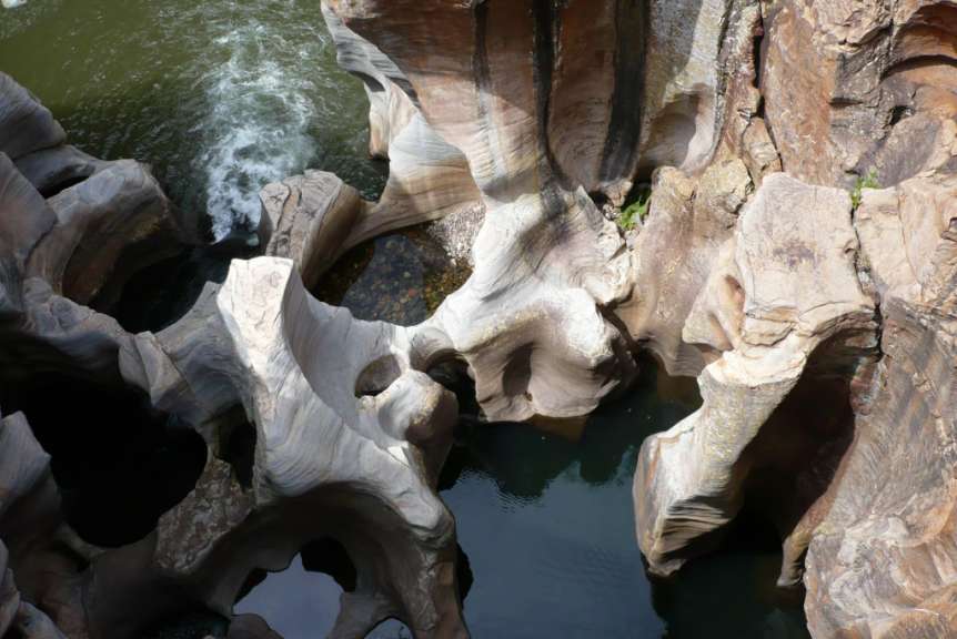 Ein Fluss fließt durch eine Felsformation