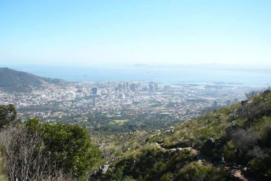 Ein Blick auf eine Stadt von einem Hügel mit Blick auf den Ozean