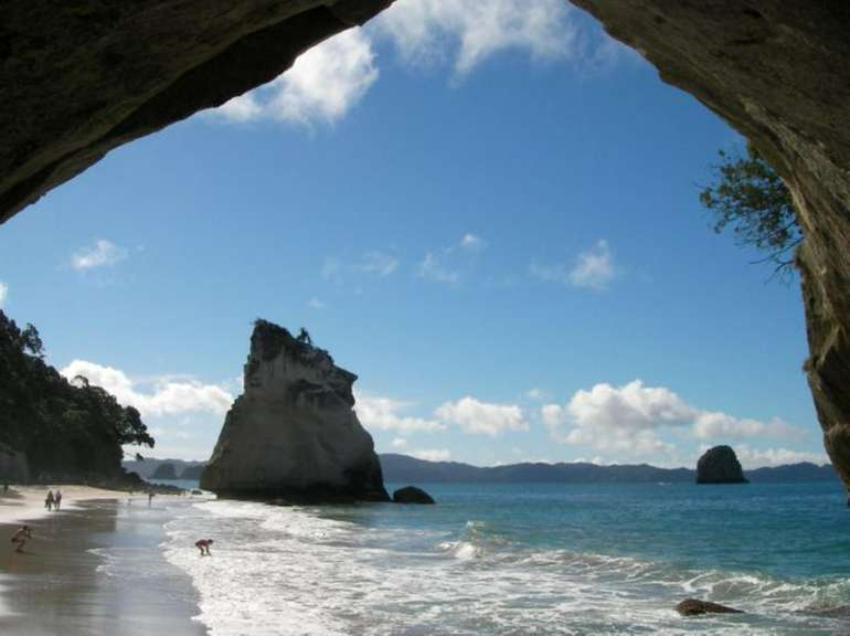 Ein Blick auf einen Strand aus einer Höhle