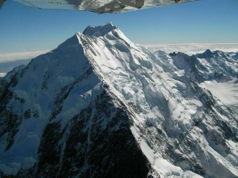 Eine Luftaufnahme eines schneebedeckten Berges
