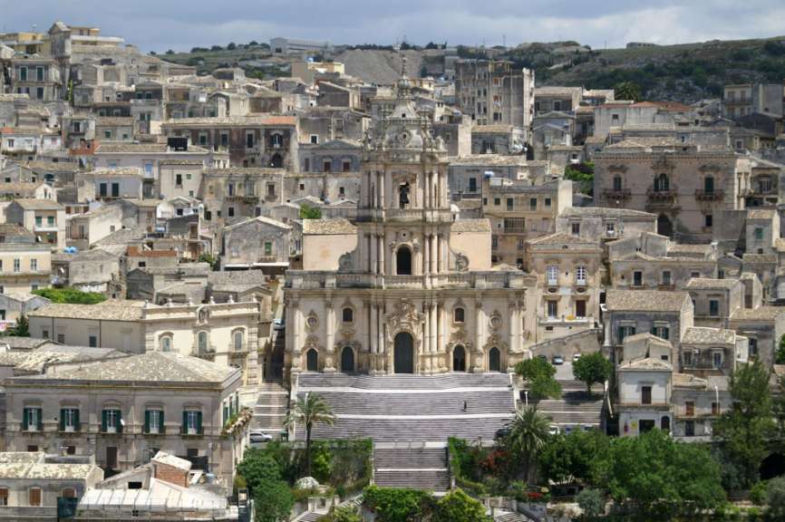 Blick auf die Barockstadt Modica mit der Kirche San Giorgio
