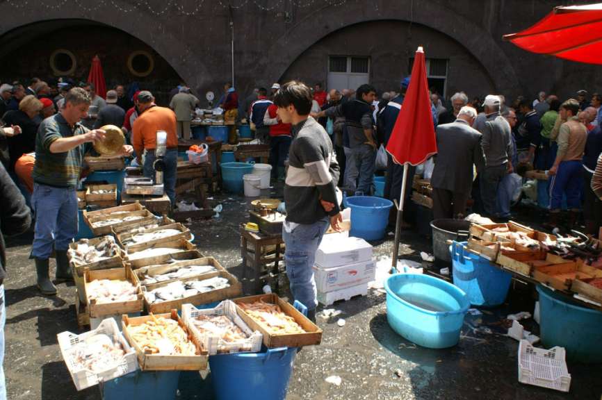 Catania, Markt, Bespritzen der Fische mit Eiswasser