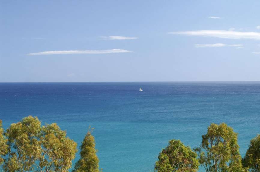 Bei Cefalù, Meer mit Segelschiff