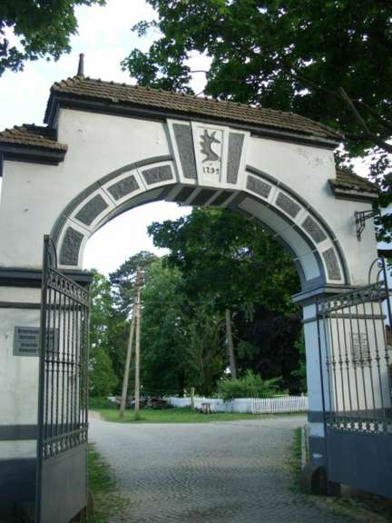 Ein weißer Bogen mit dem Jahr 1757 darauf