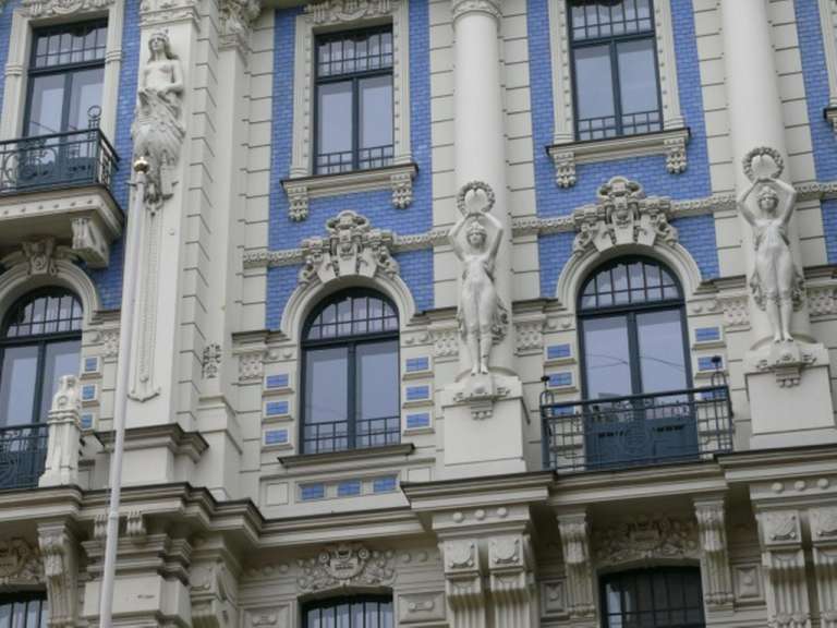 Eine Statue einer Frau steht an der Seite eines Gebäudes