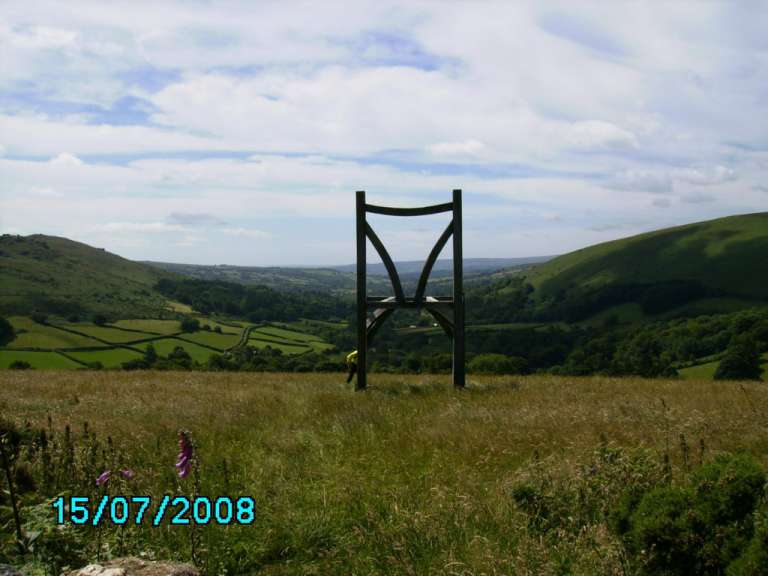 Riesiger Stuhl als Aussichtsplattform im Dartmoor