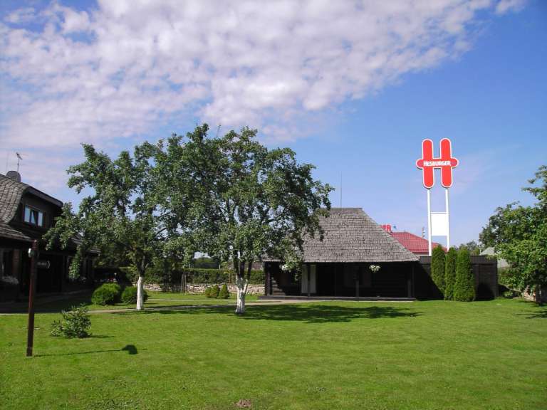 Ein großes h-Zeichen steht in einem grünen Garten
