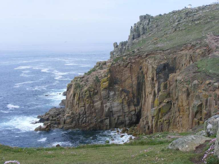 Eine Klippe mit Blick auf den Ozean
