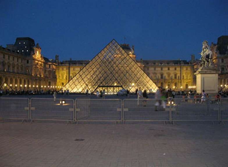 Der Louvre bei Nacht