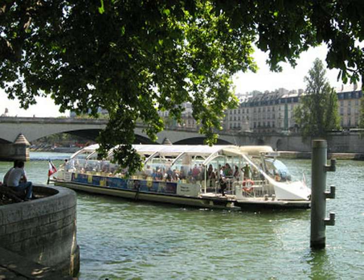 Das Wassertaxi auf der Seine
