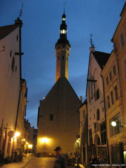 Ein Foto von einer Straße in tallinn mit einem Turm im Hintergrund