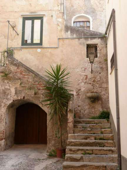 Eine Treppe führt zu einem Gebäude mit einem grünen Fenster