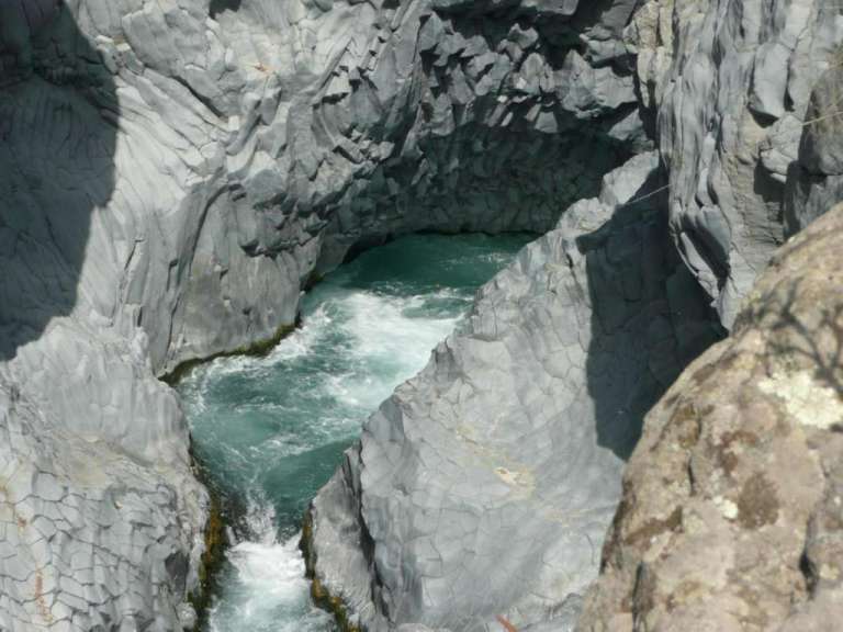 Ein Fluss fließt durch eine Schlucht zwischen zwei Felsen