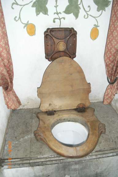 Ein Foto von einer Holztoilette mit der Aufschrift 2010/8/12