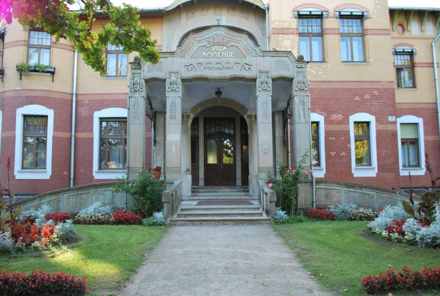 Der Eingang zur Villa Ammende
