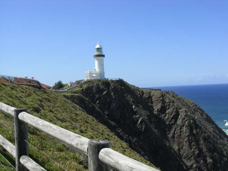 Ein Leuchtturm sitzt auf einer Klippe über dem Ozean