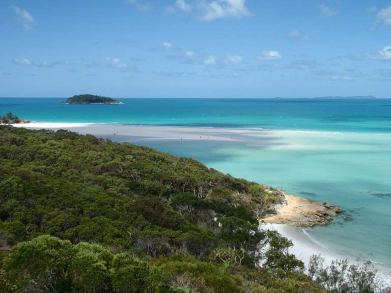 Ein Strand mit einer kleinen Insel im Hintergrund