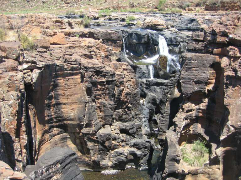 Ein Wasserfall inmitten einer felsigen Landschaft