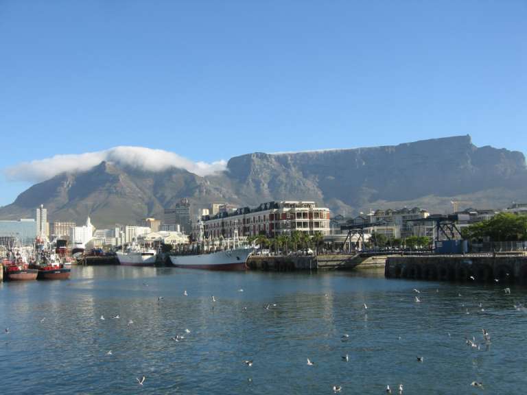 Eine Stadt mit einem großen Berg im Hintergrund