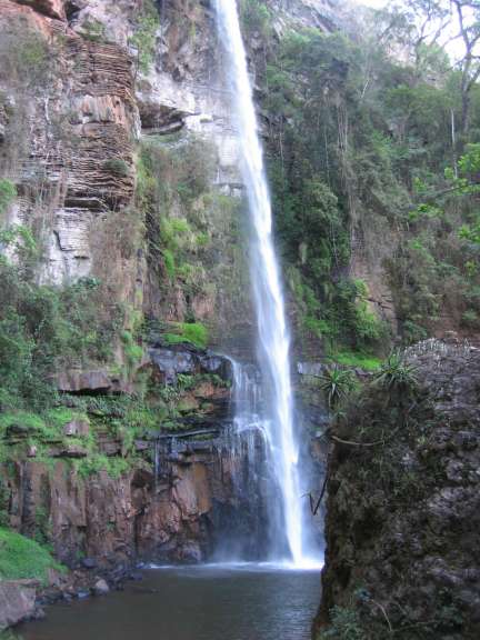 Ein Wasserfall stürzt von einer Klippe in einen Pool