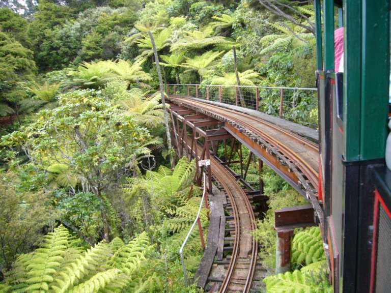 Eine Eisenbahn fährt über eine Brücke mit einem Schild darauf