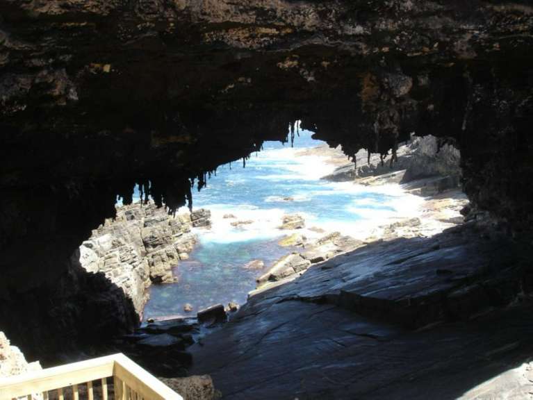 Eine Höhle mit Blick auf den Ozean