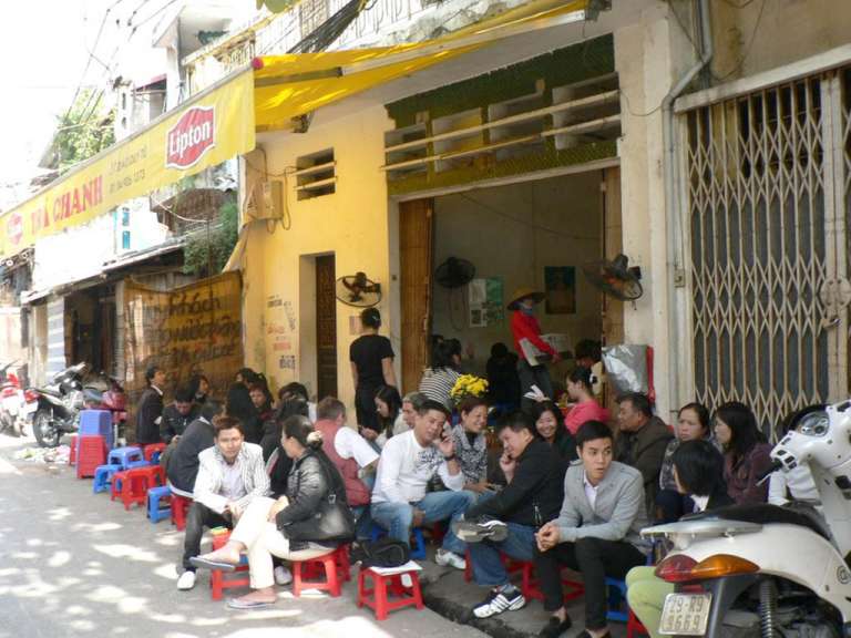 Typisches Straßencafé in Hanoi