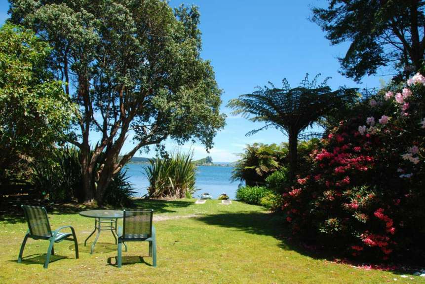 Am Lake Rotoiti 