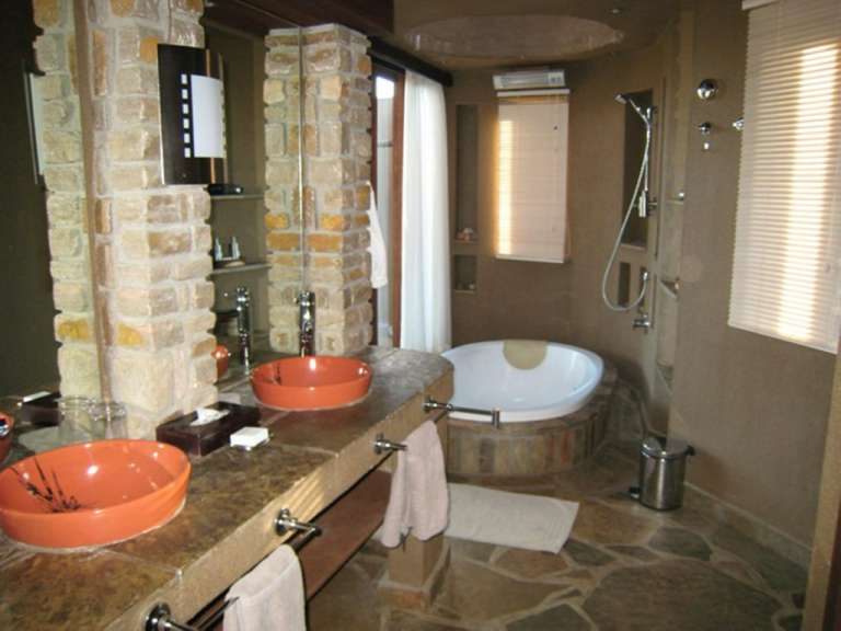 Ein Badezimmer mit zwei Waschbecken und einer Badewanne