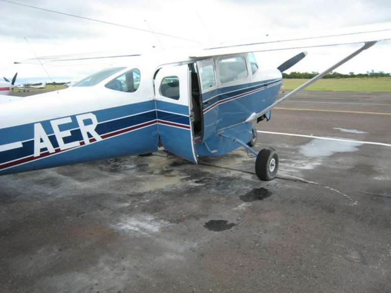 Ein blau-weißes Flugzeug mit der Aufschrift aer sitzt auf einer Landebahn