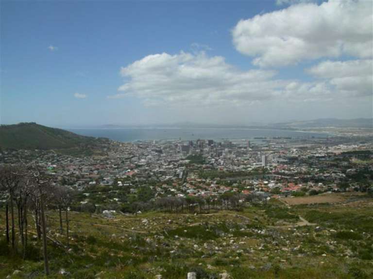 Ein Blick auf eine Stadt mit dem Ozean im Hintergrund