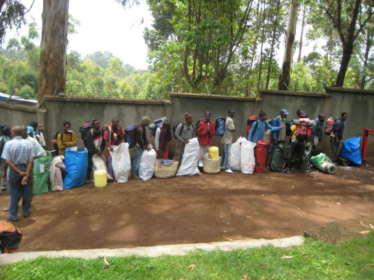 Meine Träger vor der Waage am Machame Gate