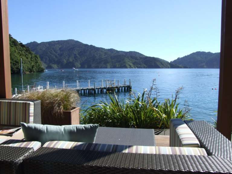 Frühstück mit Aussicht in der mondänen Bay of many Coves