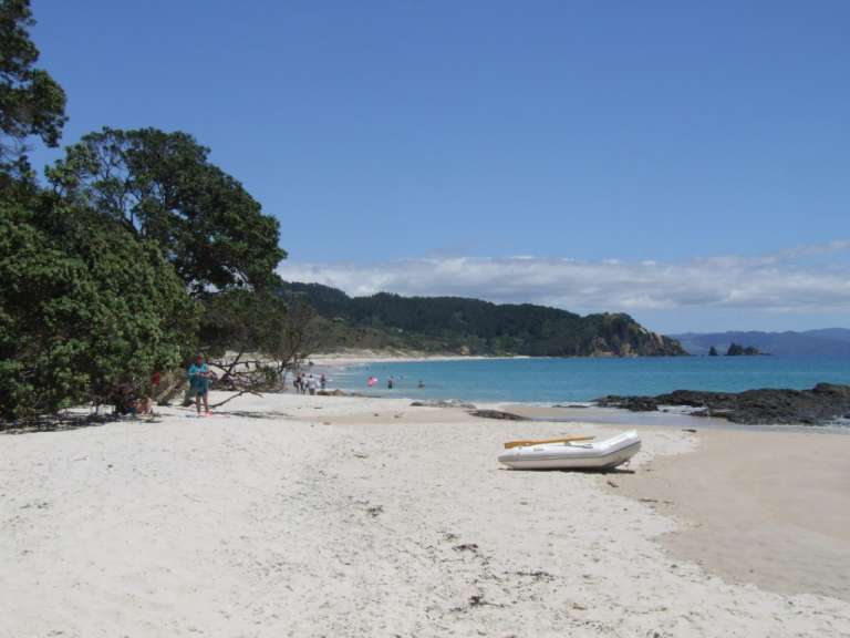 Einsamer Strand auf der Coromandel-Halbinsel