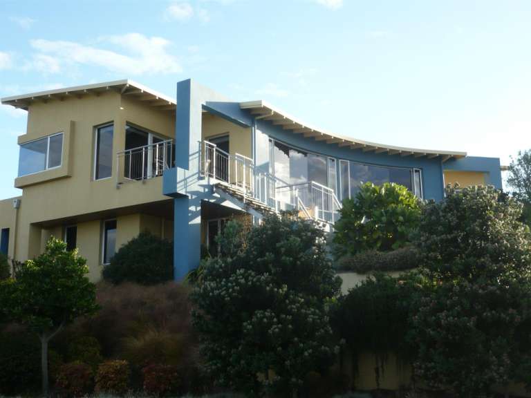 Ein Haus mit vielen Fenstern und einer Treppe