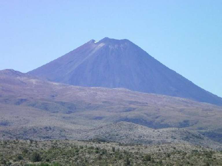 Ein großer Berg sitzt inmitten einer felsigen Landschaft