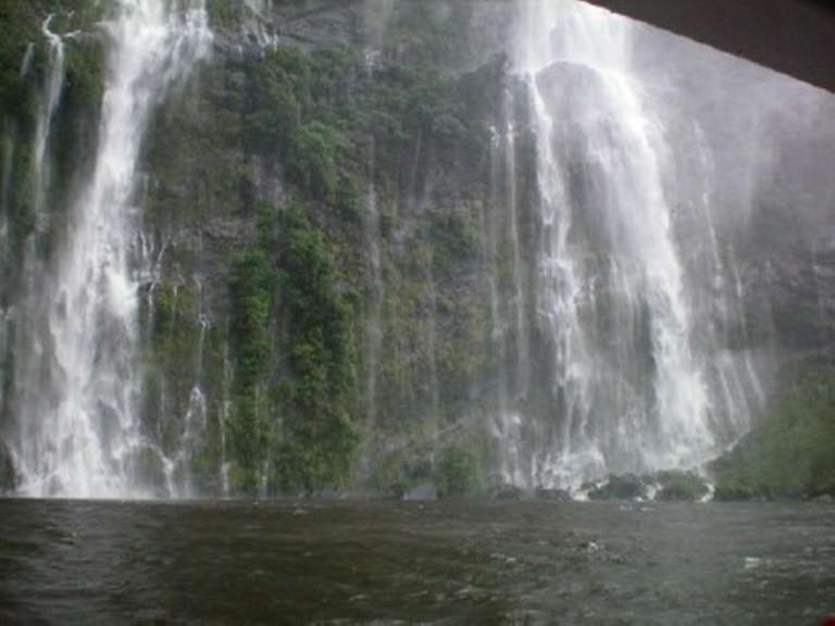 Ein Wasserfall stürzt von einer Klippe ins Wasser