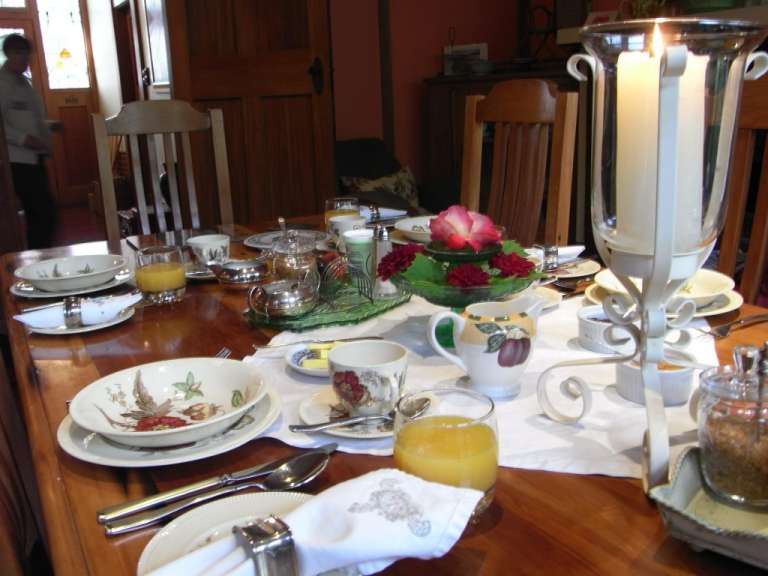 Ein tisch mit tellern und gläsern und einer kerze