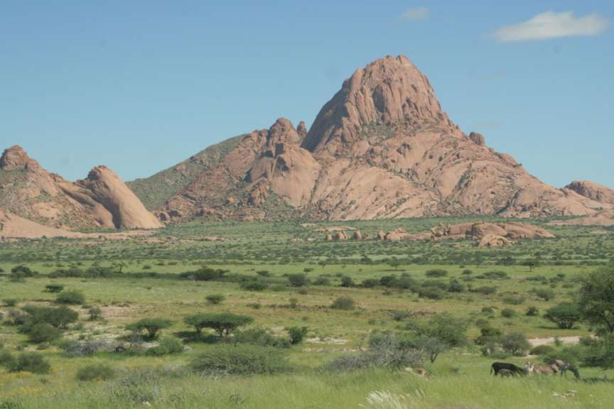 Spitzkoppe in grüner Traumlandschaft.