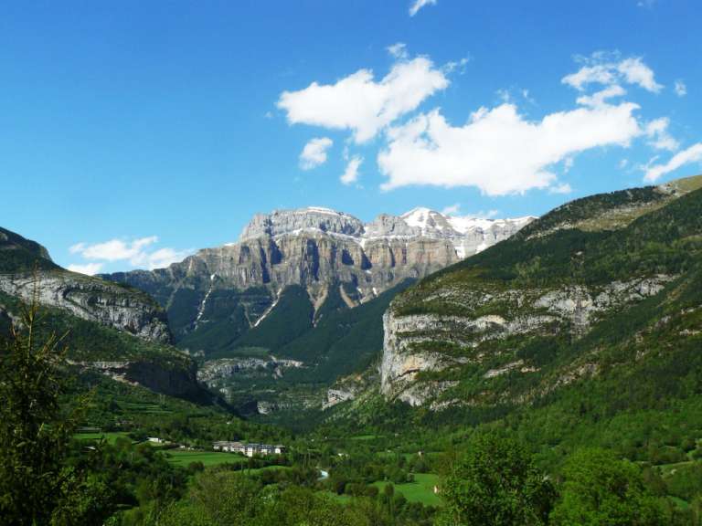 Eine Bergkette mit schneebedeckten Gipfeln in der Ferne