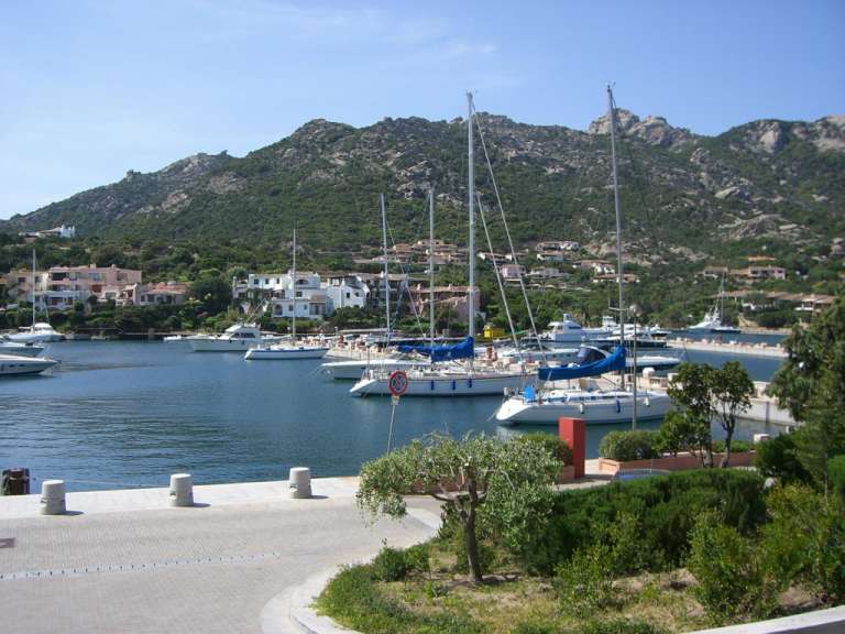 Hafen von Porto Crevo
