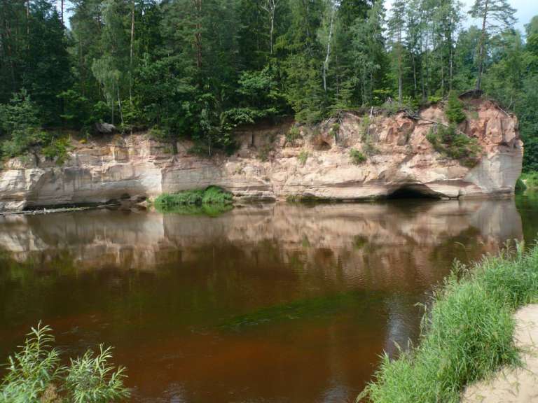 Ein Fluss mit einem großen Felsen im Hintergrund