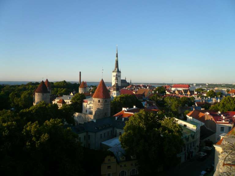Eine Stadtlandschaft mit vielen Gebäuden und einem Turm