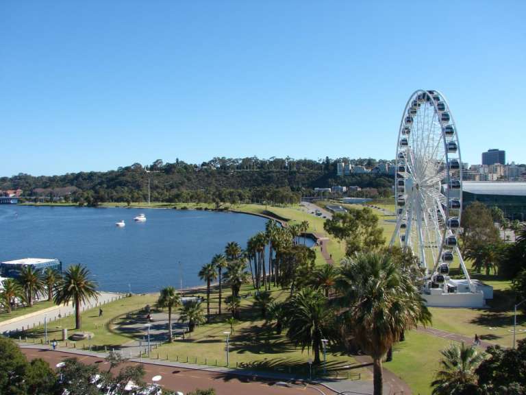 Blick vom Bell Tower in Perth über das Riesenrad am Swan Riv