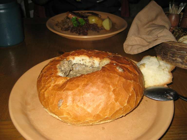 Pilzrahmsuppe im Brotmantel 