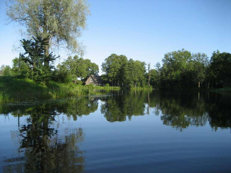 Teich hinter Hotel Diklu Pils