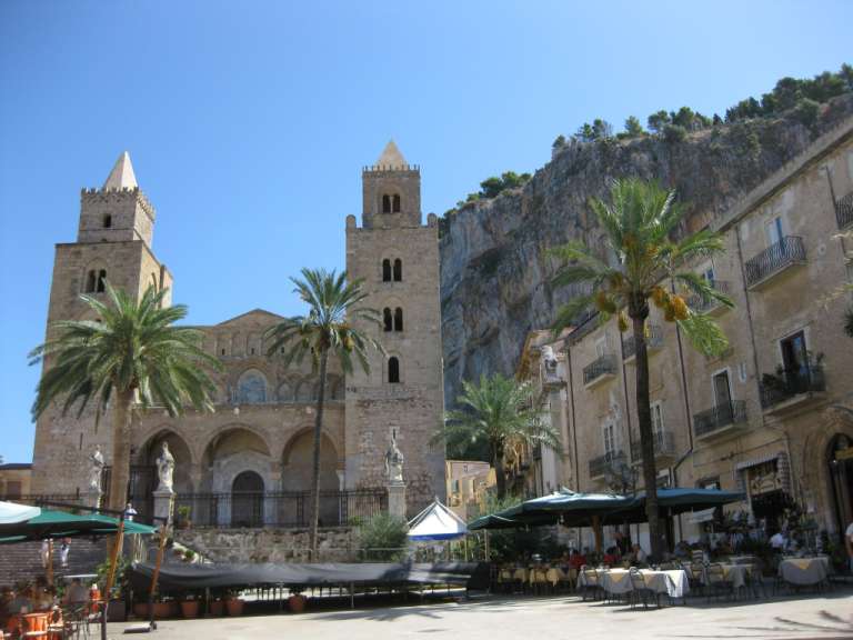 Romantischer Marktplatz in Cefalu